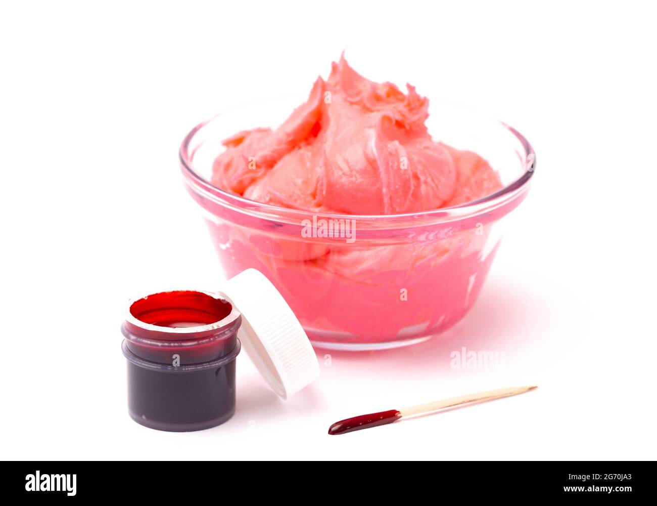 Un pot ouvert de colorant alimentaire de gel rouge pour la cuisson isolé  sur un fond blanc Photo Stock - Alamy