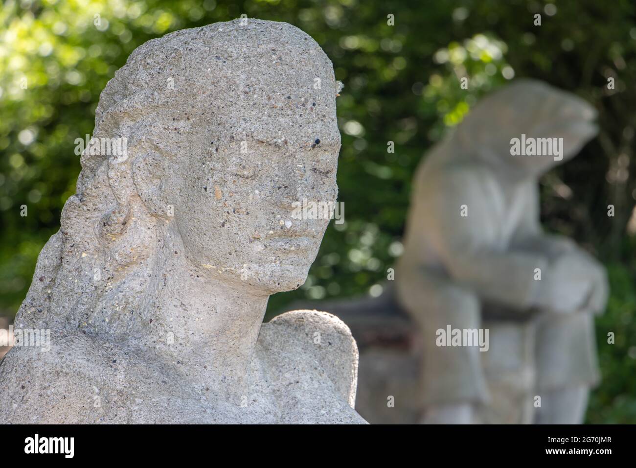 RÉPUBLIQUE TCHÈQUE, HOLANY, 2021, les statues d'un roman - conte de fées, vierge et waterman, dans une nature, Tchéquie. Banque D'Images