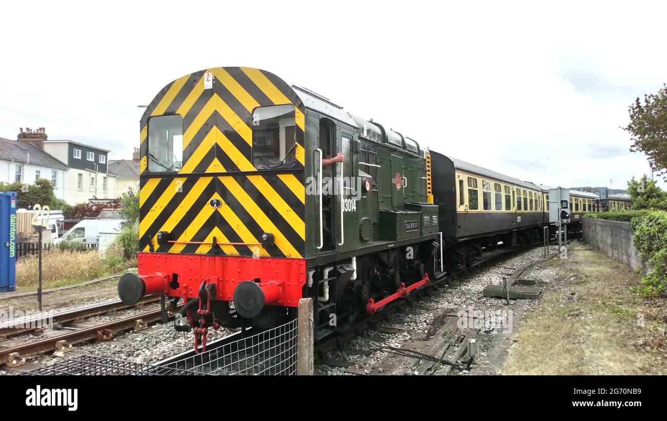 BR Classe 08 Locotracteur le moteur D3014 ' 'Samson au passage à niveau de la route des sables bitumineux, Paignton, Devon, Angleterre. Banque D'Images