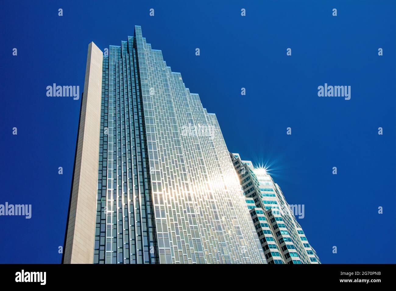 Toronto, Canada, vue à angle bas d'un gratte-ciel moderne Banque D'Images