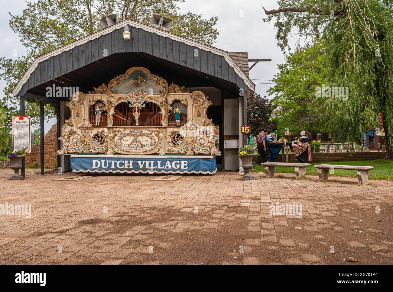 Hollande, MI, États-Unis - 8 juin 2008 : Nelis Dutch Village. Grand orgue mécanique pneumatique automatique décoré sous un toit noir-blanc dans un jardin verdoyant. PEO Banque D'Images