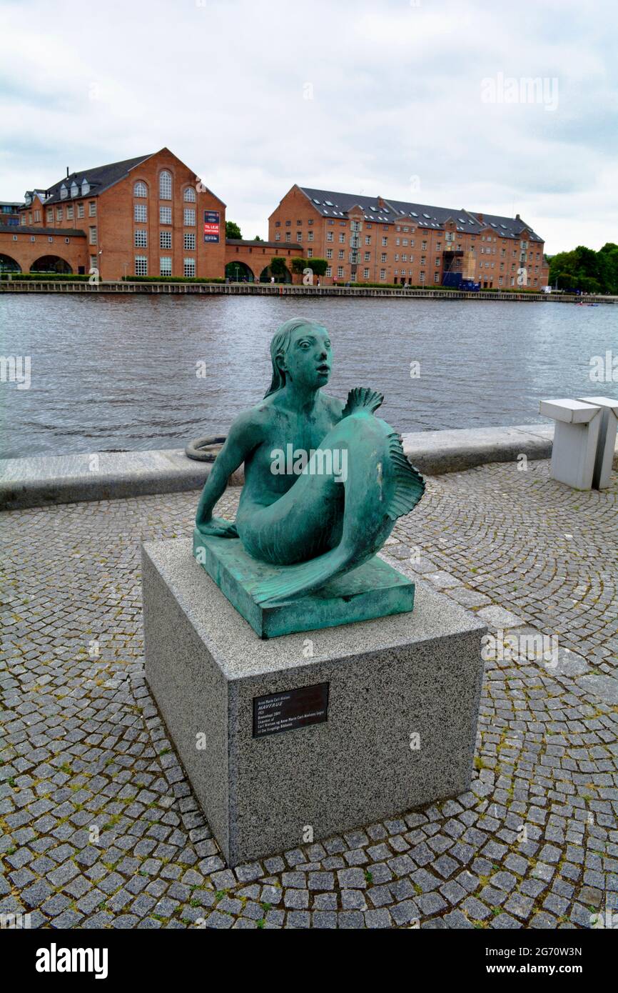 Copenhague, Danemark - juillet 2021 : fonte de bronze de la sculpture Mermaid (Havfrue, de la sculpteur danoise Anne Marie Carl-Nielsen) Banque D'Images