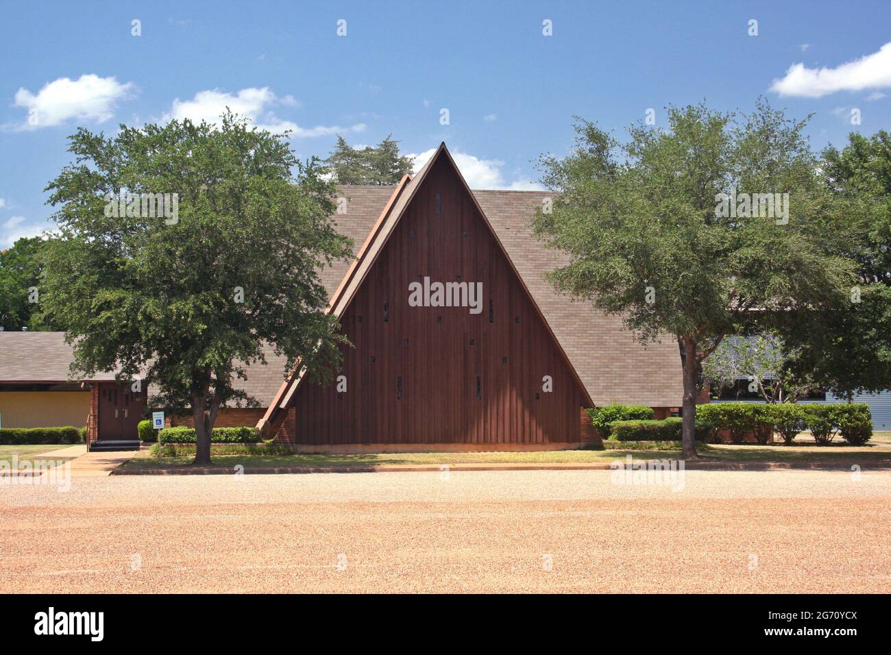 Vue panoramique sur l'église historique de Jacksonville, Texas sous un ciel bleu Banque D'Images