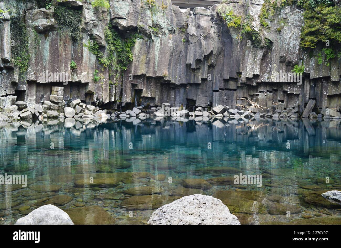 Une eau bleue limpide sous la chute d'eau de Cheonjiyeon dans l'île de Jeju, en Corée du Sud Banque D'Images