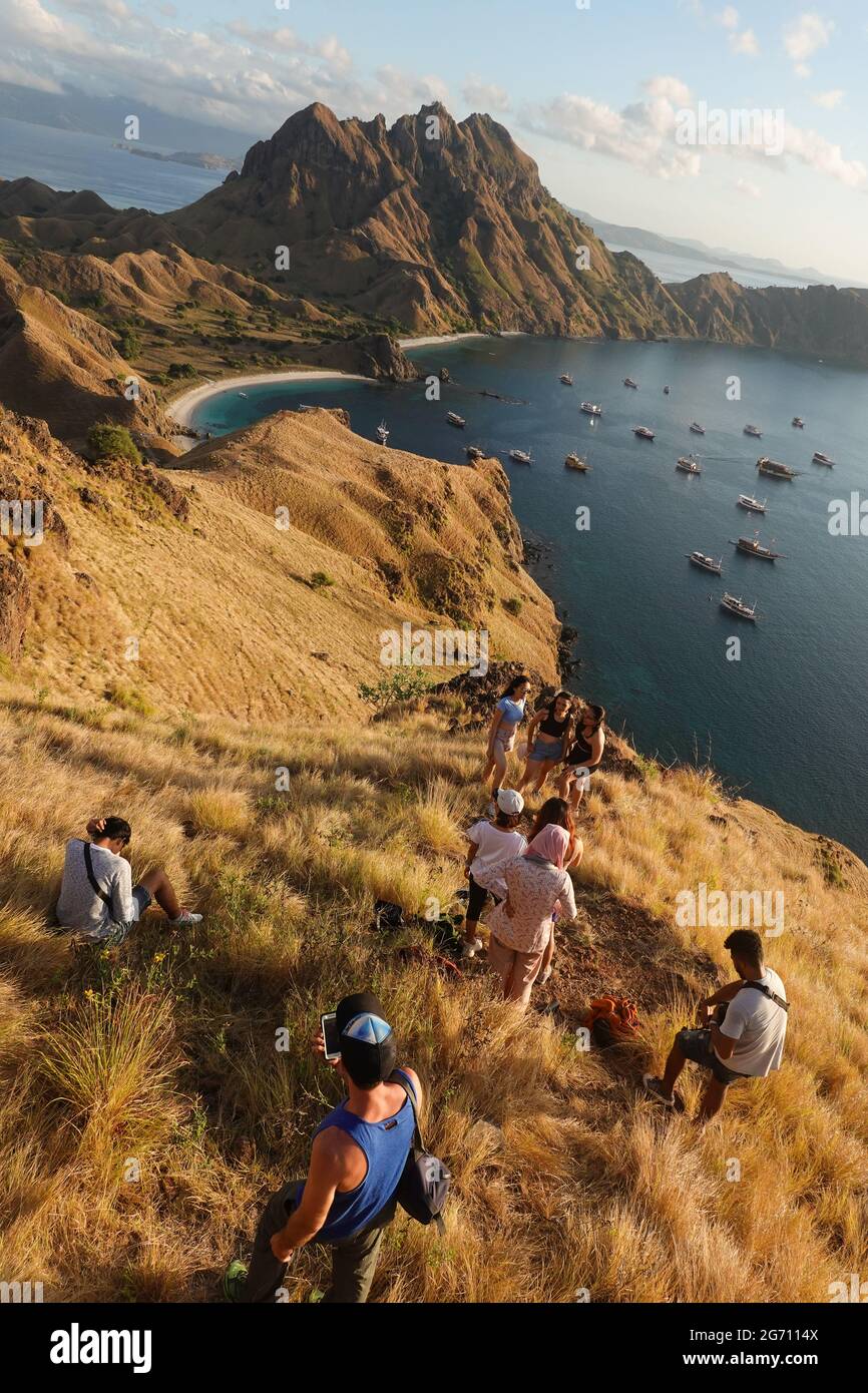 Padar, Indonésie - juillet 3 2021 : les touristes indonésiens posent pour la photo et prennent des selfies au célèbre point de vue de l'île de Padar dans la pa nationale de Komodo Banque D'Images