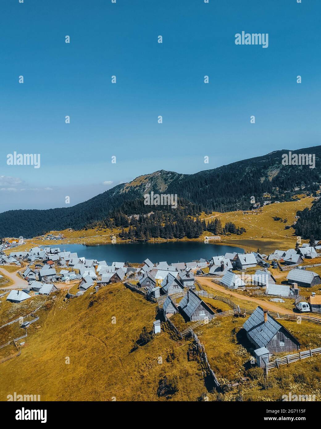 Vue aérienne d'un village rural avec des maisons similaires sur la côte du lac Banque D'Images