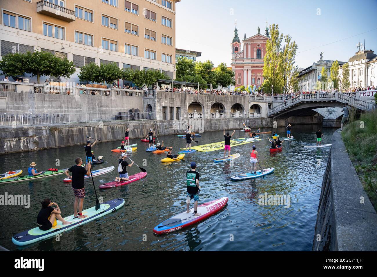 Ljubljana, Slovénie. 09e juillet 2021. Des manifestants sur des planches debout, des kayaks et des canoës sur la rivière Ljujanica, pendant la manifestation.les manifestations antigouvernementales de vendredi contre les modifications proposées par le gouvernement à la loi sur l'eau ont continué d'encourager le public à voter contre la loi lors d'un référendum qui a eu lieu le 11 juillet. Crédit : SOPA Images Limited/Alamy Live News Banque D'Images