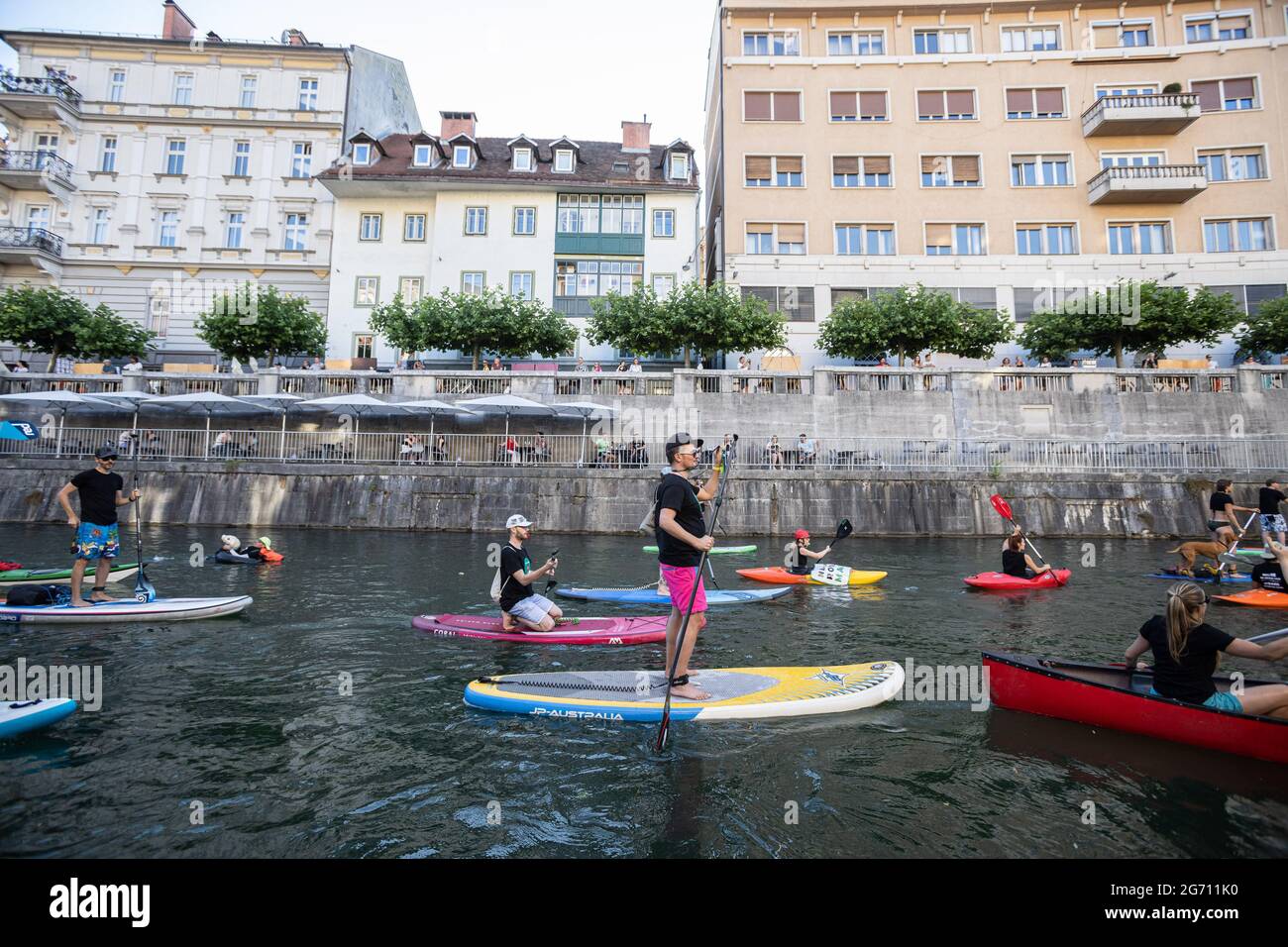 Ljubljana, Slovénie. 09e juillet 2021. Des manifestants sur des planches debout, des kayaks et des canoës sur la rivière Ljujanica, pendant la manifestation.les manifestations antigouvernementales de vendredi contre les modifications proposées par le gouvernement à la loi sur l'eau ont continué d'encourager le public à voter contre la loi lors d'un référendum qui a eu lieu le 11 juillet. Crédit : SOPA Images Limited/Alamy Live News Banque D'Images