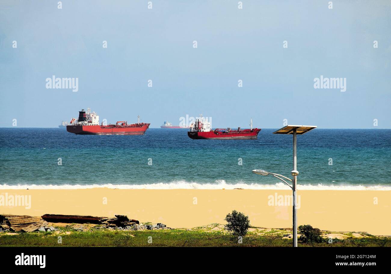 Par temps ensoleillé, les navires attendent leur tour pour entrer dans le port du Nigeria, en trouvant plus sûr d'attendre par le Bénin, l'Afrique de l'Ouest, comme beaucoup de navires pirates le sont par le Nigeria. Banque D'Images