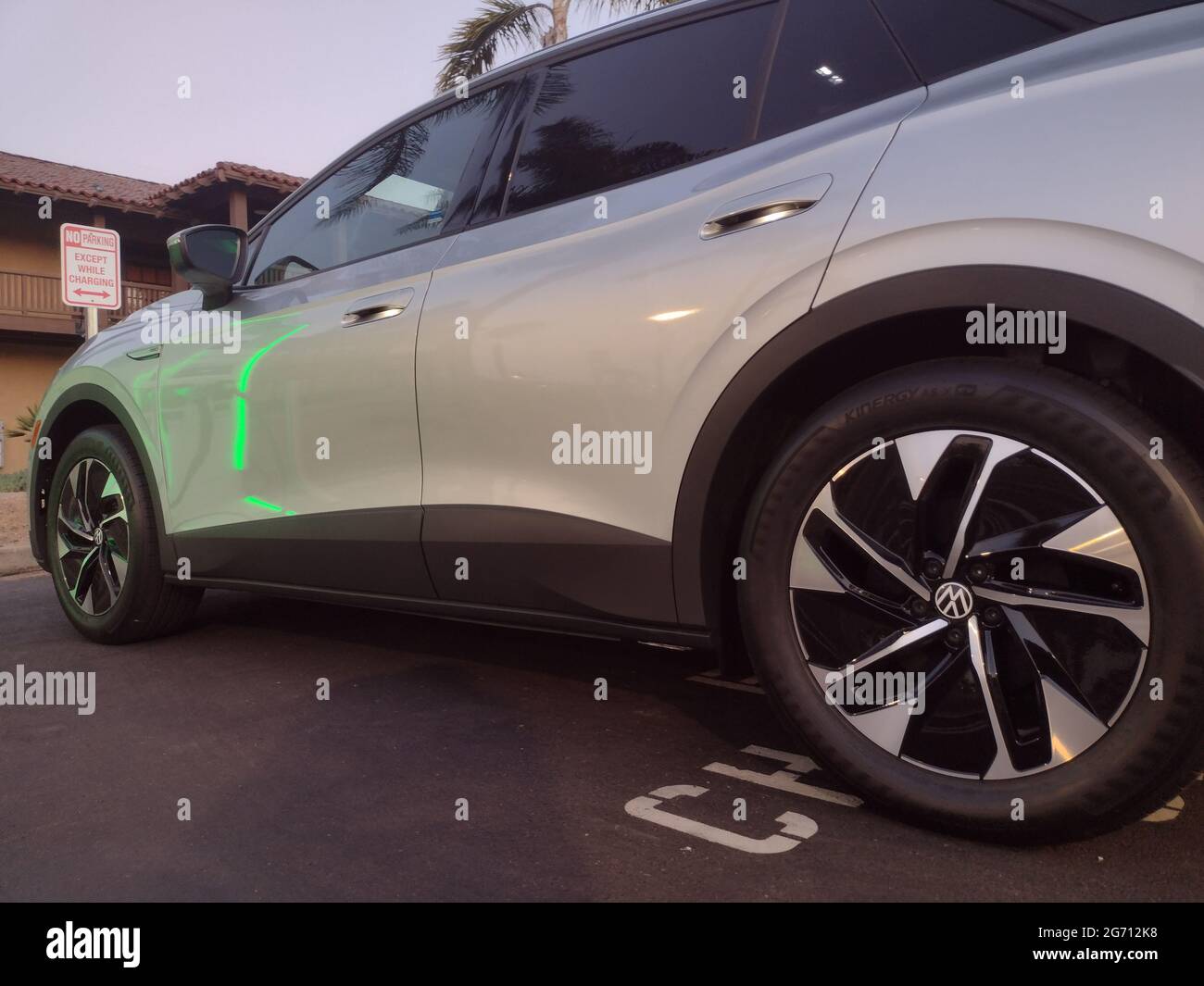 9 juillet 2021: Une voiture électrique - Volkswagen ID 4 Pro, facture dans un parking à San Diego, Californie, le vendredi 9 juillet 2021. (Image crédit: © Rishi DekaZUMA Wire) Banque D'Images