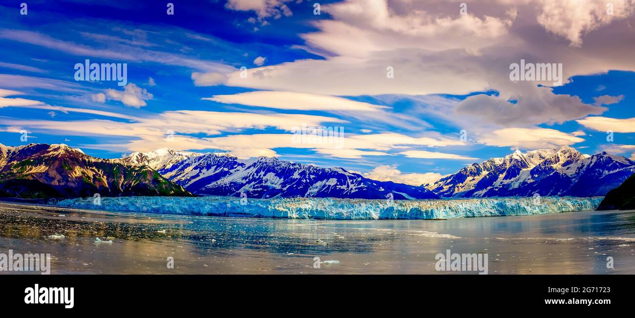 Le glacier Hubbard et les Snowy Mountains en Alaska Banque D'Images