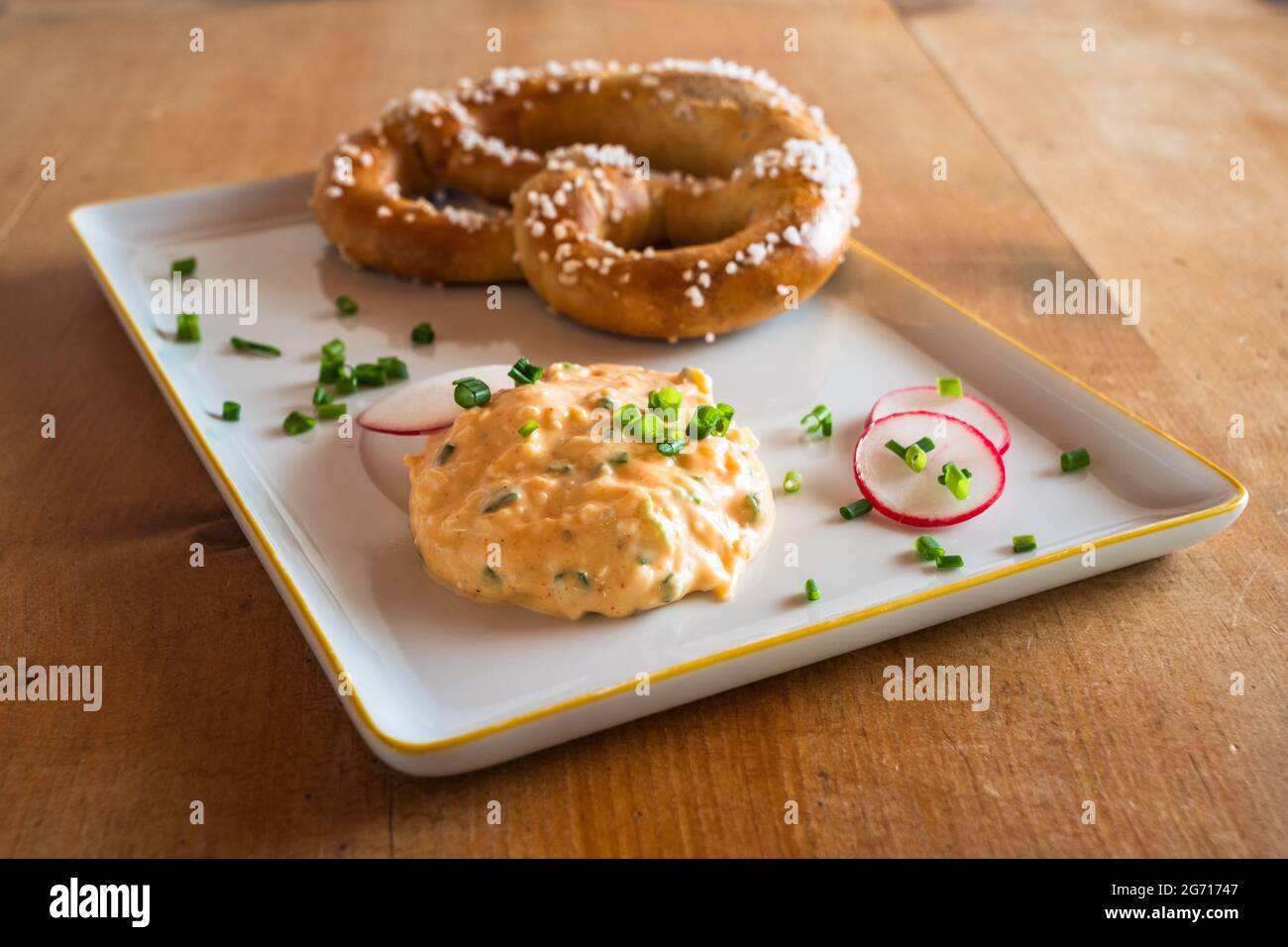 Obatzda, une tartinade bavaroise appelée aussi Obatzter ou Obazda avec un Pretzel appelé Brezel ou Laugenbrezel Banque D'Images