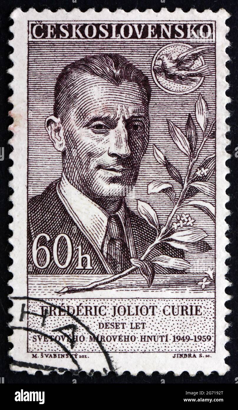 TCHÉCOSLOVAQUIE - VERS 1959 : un timbre imprimé en Tchécoslovaquie montre Frédéric Joliot Curie, physicien français, lauréat du prix Nobel, vers 1959 Banque D'Images