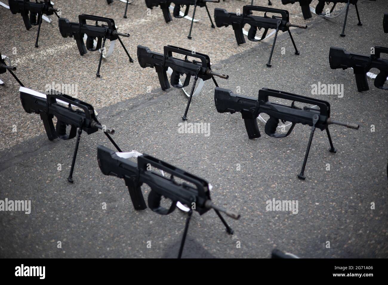 Versailles, France. 09e juillet 2021. Fusils d'assaut FAMAS sur le terrain lors d'une répétition du 14 juillet, le 14 juillet, le défilé des troupes à pied dans la base militaire Satoire de Versailles, près de Paris, le 9 juillet 2021. Photo de Raphael Lafargue/ABACAPRESS.COM crédit: Abaca Press/Alay Live News Banque D'Images