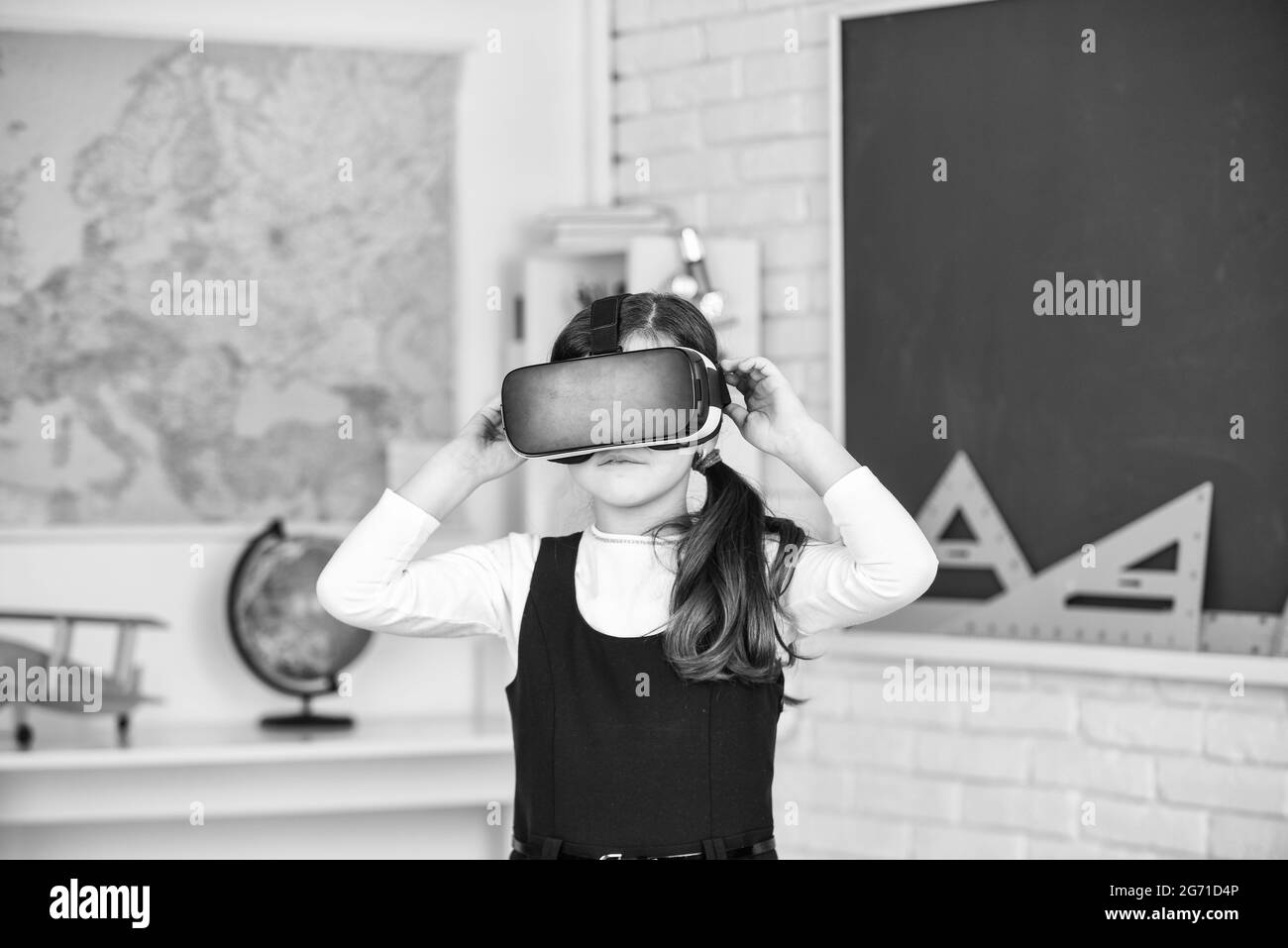 Classes virtuelles. Cours de sciences. Technologie VR. Écolière utilisant un casque de réalité virtuelle. Casque de réalité virtuelle. Adolescente étudiante en classe Banque D'Images