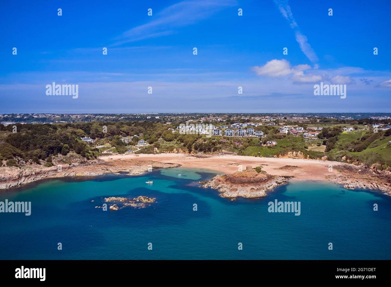 Image de Drone aérienne de Portelet Bay, Jersey, îles Anglo-Normandes avec ciel bleu et eau calme. Banque D'Images