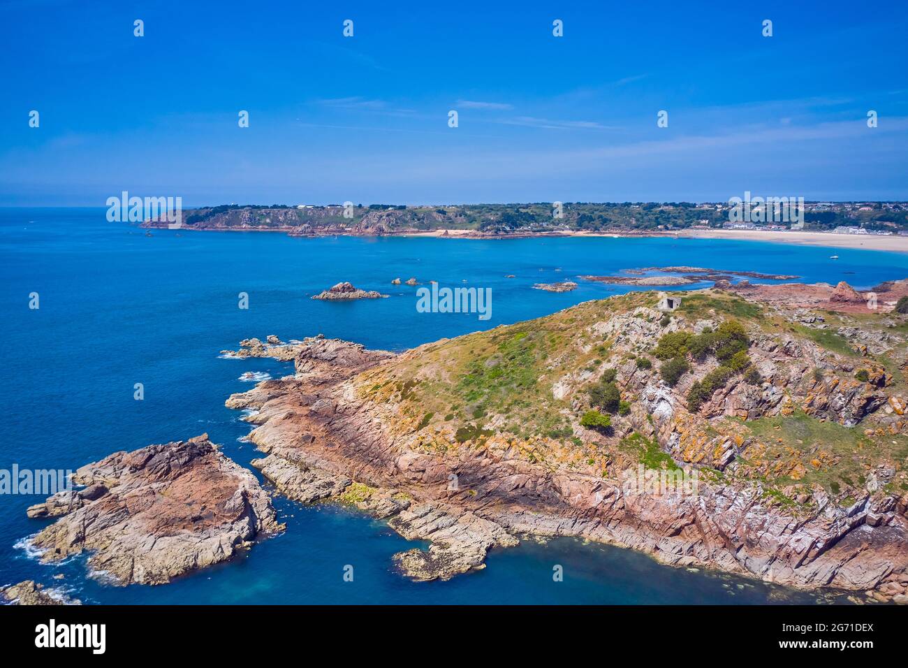 Image de Drone aérienne de la baie St Brelades de l'extrémité est de la baie avec le soleil et la mer calme. Banque D'Images