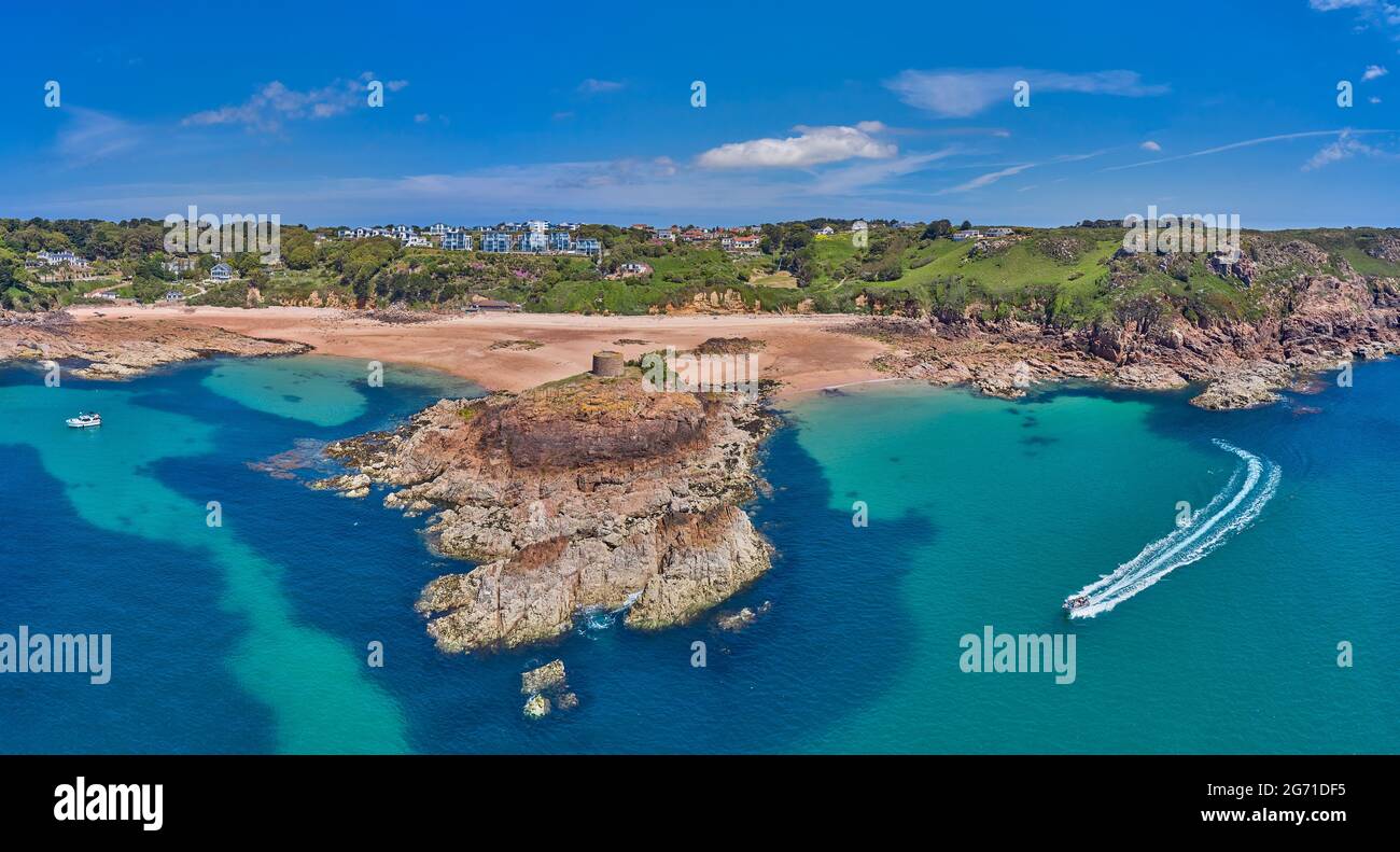 Image de Drone aérienne de Portelet Bay, Jersey, îles Anglo-Normandes avec ciel bleu et eau calme. Banque D'Images
