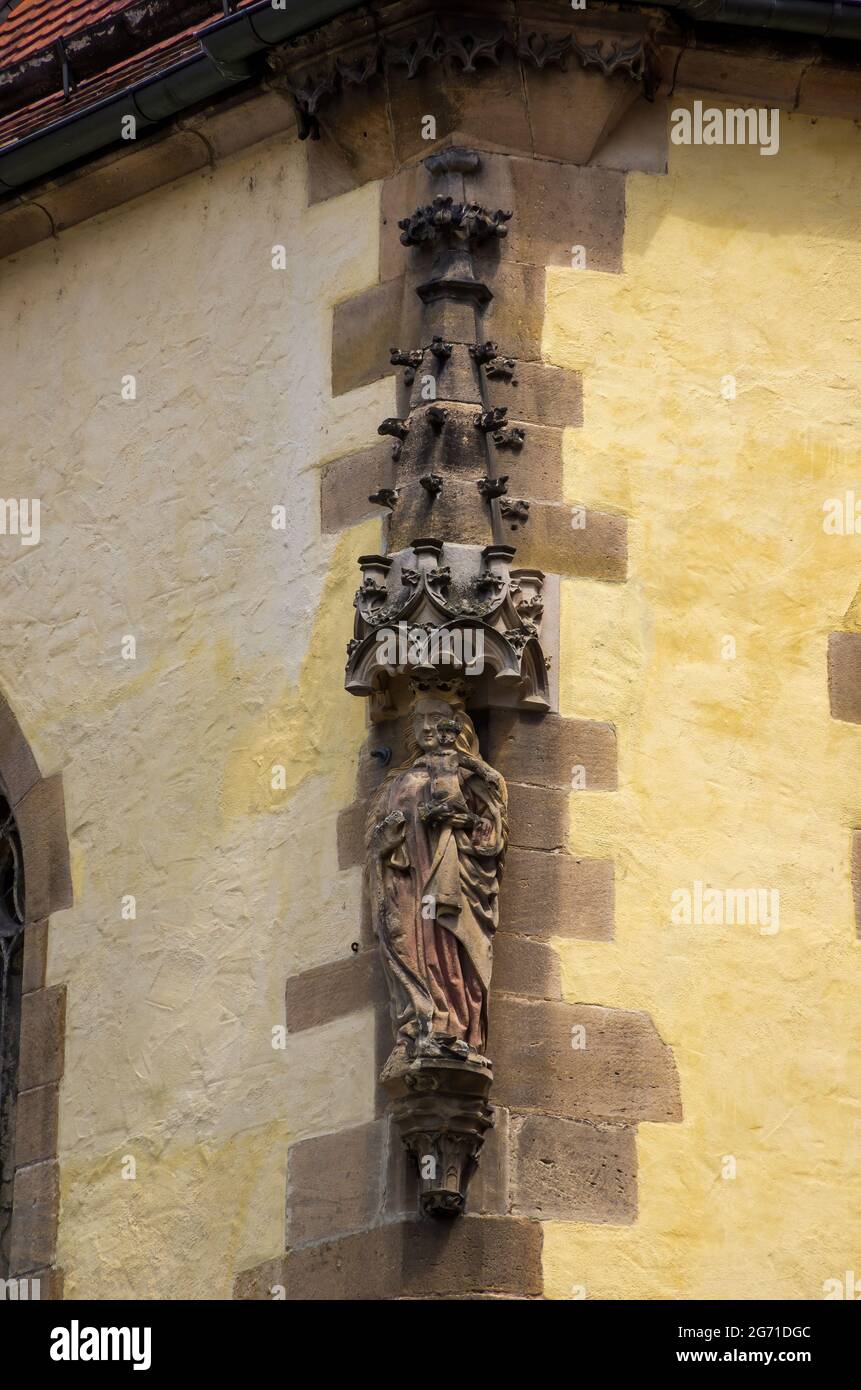 Tübingen, Bade-Wurtemberg, Allemagne: Figure d'angle gothique représentant Marie comme Reine du ciel avec bébé Jésus sur son bras à Bebenhausen Pfleghof. Banque D'Images