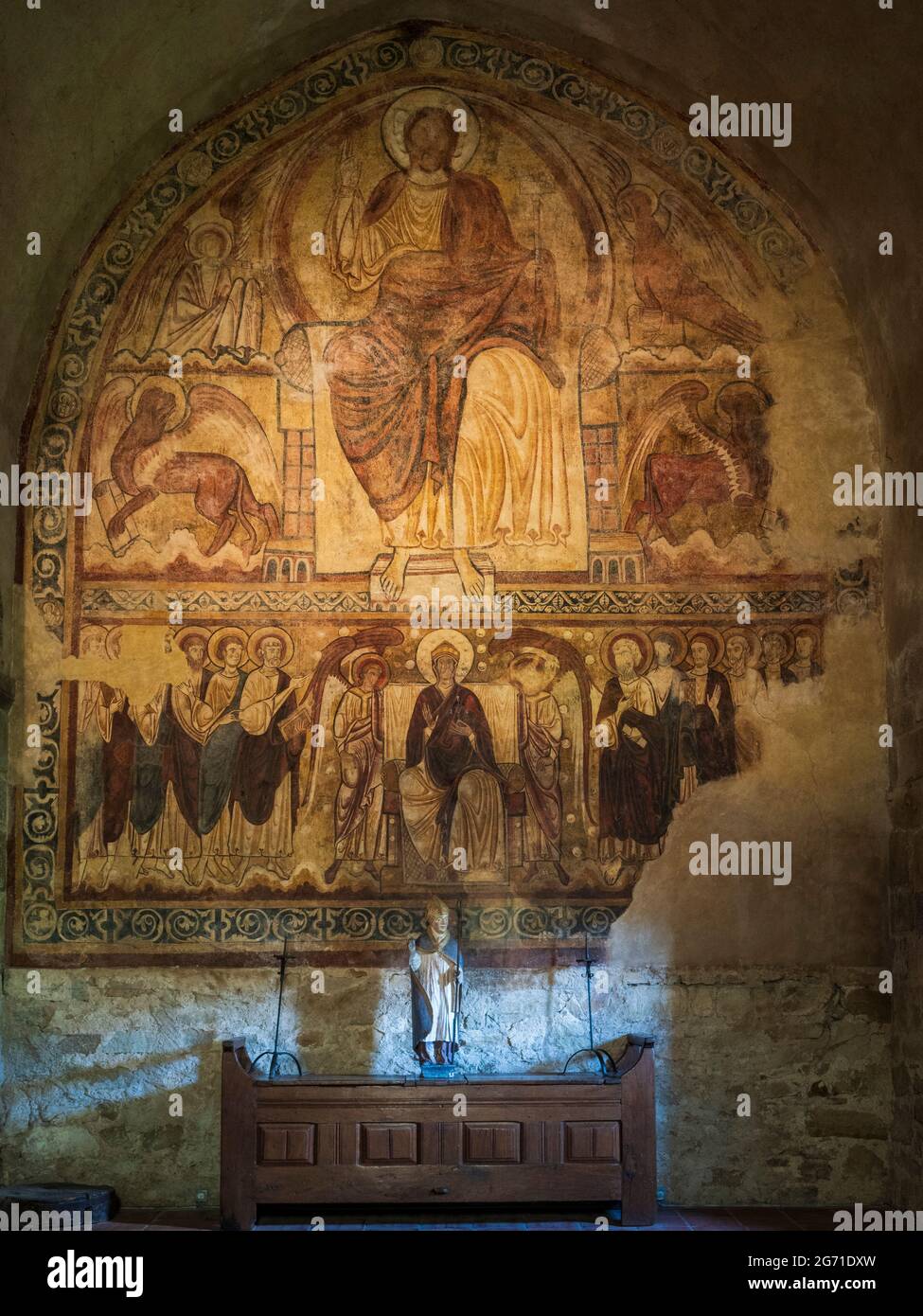 Grande fresque d'influence byzantine du XIIe siècle, réfectoire du cloître roman de l'abbaye Saint-André, Lavaudieu, haute-Loire, France. Banque D'Images