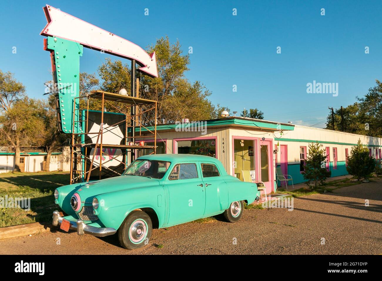 Green années 1950 Studebaker Commander Starlight Coupein devant le panneau Motel sur la route 66 à Tucumcari Nouveau-Mexique Banque D'Images