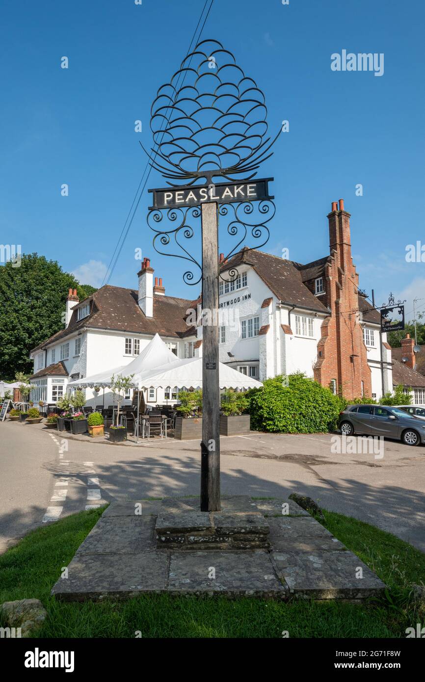 Peaslake, joli village de l'AONB de Surrey Hills, Angleterre, Royaume-Uni. Panneau du village et le Hurtwood Inn. Banque D'Images