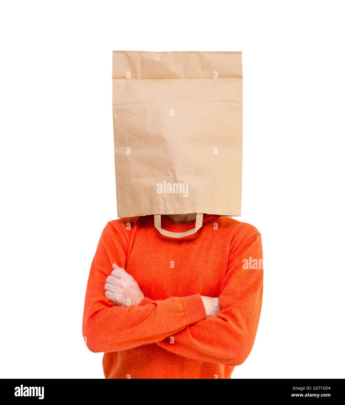 Homme avec un sac de papier d'artisanat sur sa tête. Distance sociale et concept COVID-19. Banque D'Images