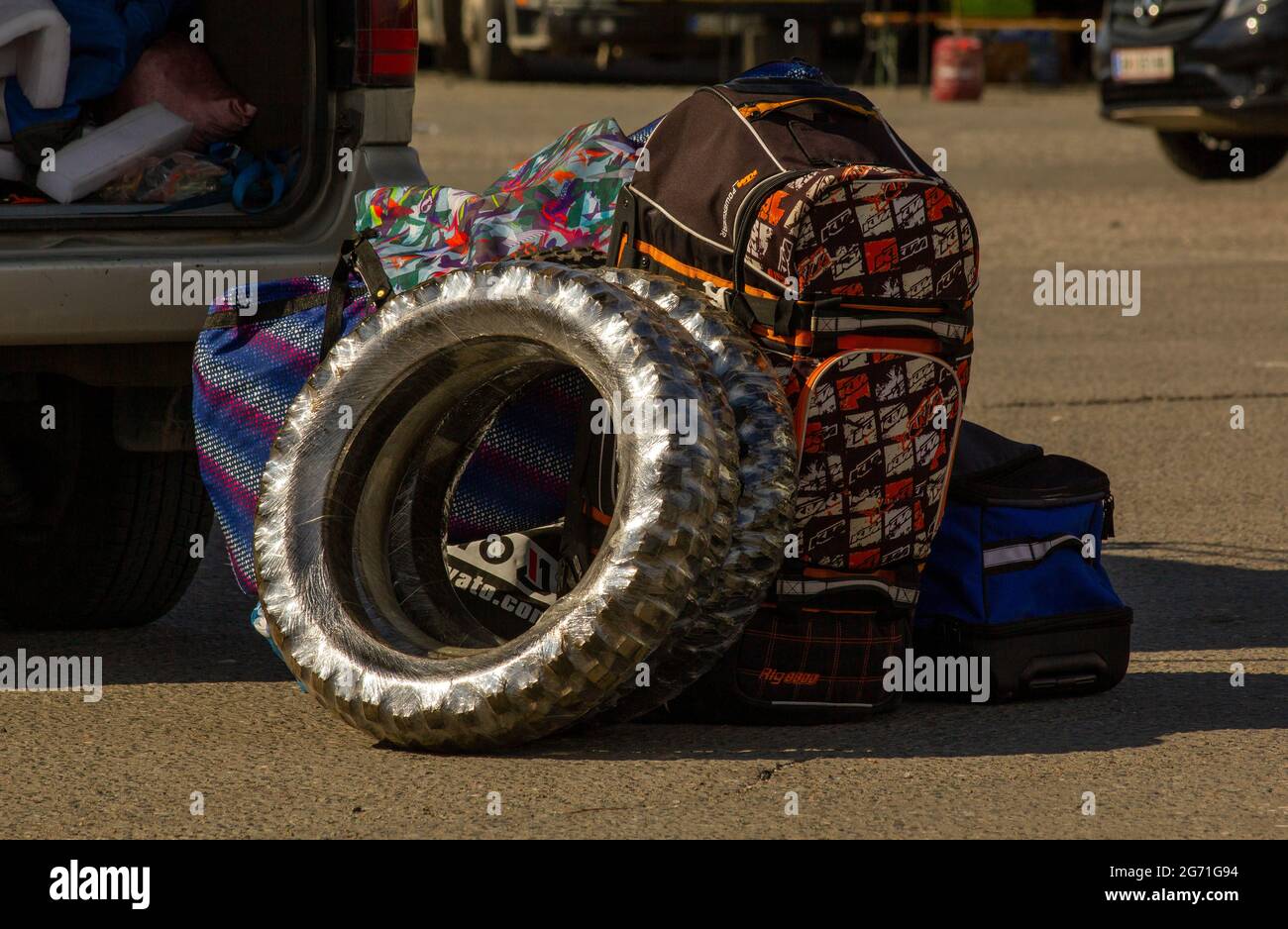 Omsk, Russie. 29 juin 2021. Deux pneus pour une moto et d'autres choses personnelles de l'un des participants du stand international de rallye de la route de la soie Banque D'Images