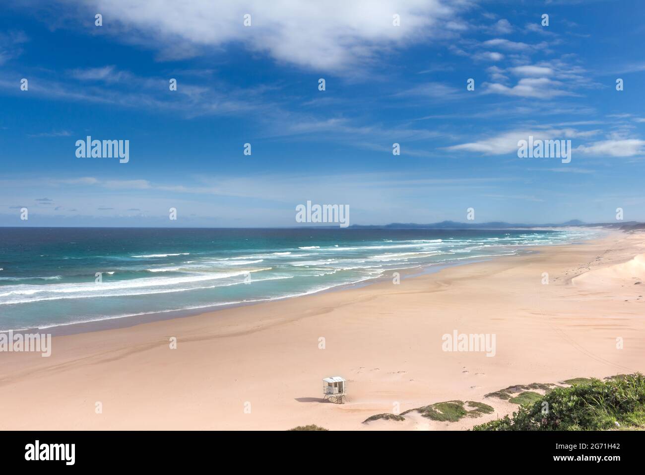 Vue panoramique sur la plage vide de l'embouchure de Maitland près de Port Elizabeth un matin d'été, eau propre et bleu et ciel. Il a une immense plage et dans le Banque D'Images