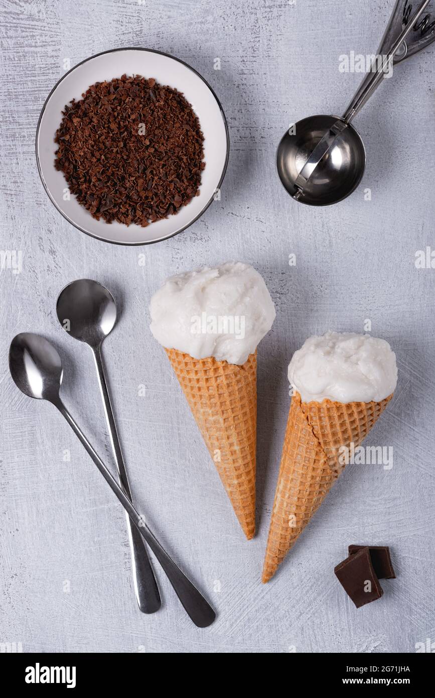 Glace à la vanille dans un cornet à gaufres et au chocolat. Banque D'Images