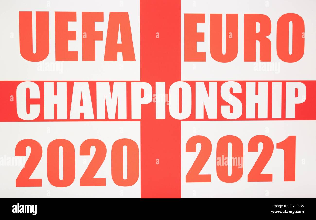 UEFA EURO 2020 championnat 2020 imprimé sur le drapeau national de l'Angleterre pour souhaiter la victoire de l'équipe gb au match final, fond blanc Banque D'Images