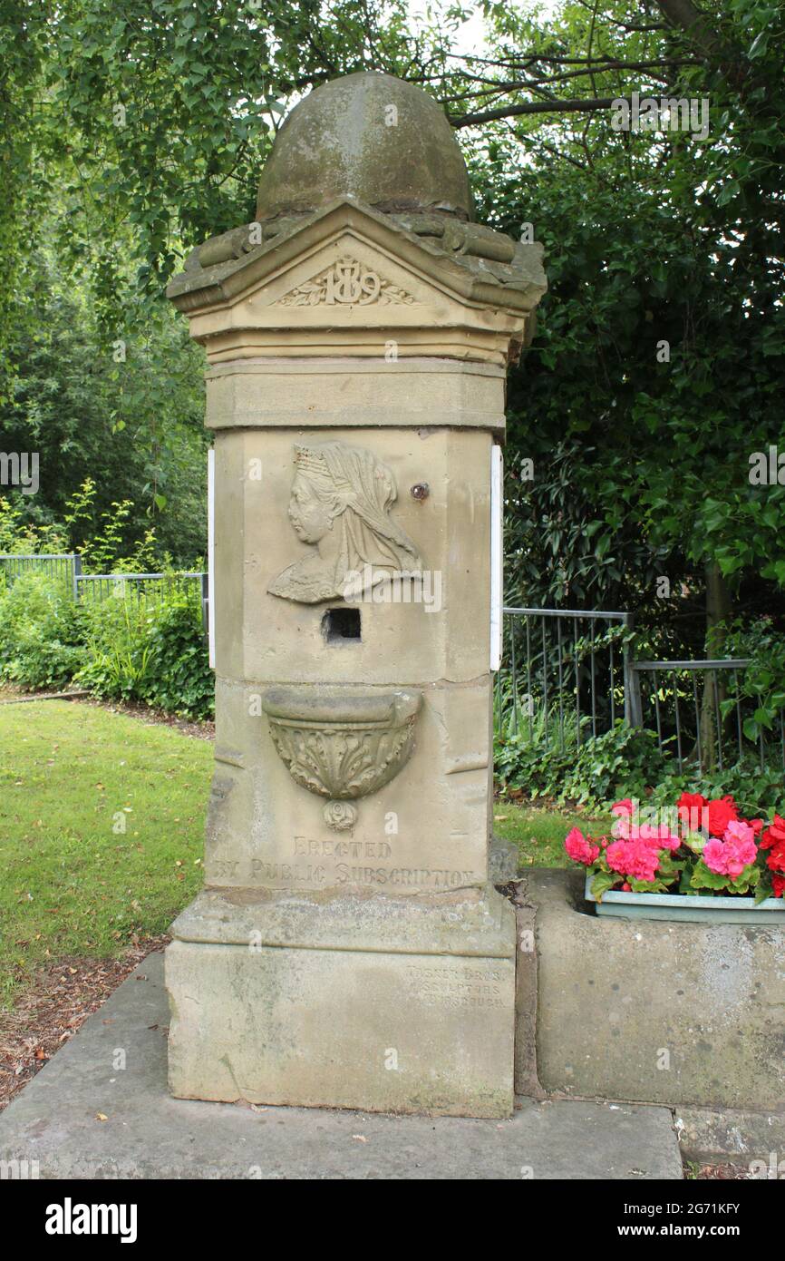 La fontaine du Jubilé de la reine Victoria érigée par abonnement public en 1897 et restaurée par le Conseil paroissial dans les jardins de la bibliothèque Parbold en Angleterre Banque D'Images