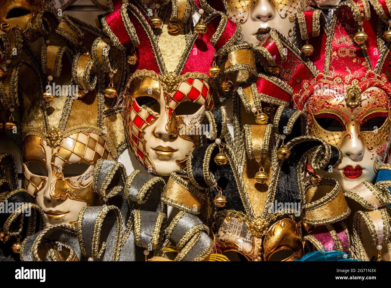 Le masque décoratif vénitien de visage est originaire de Venise , Italie réputée pour être au XIIIe siècle beaucoup vendus dans les boutiques de souvenirs touristiques sont fabriqués à Chin Banque D'Images