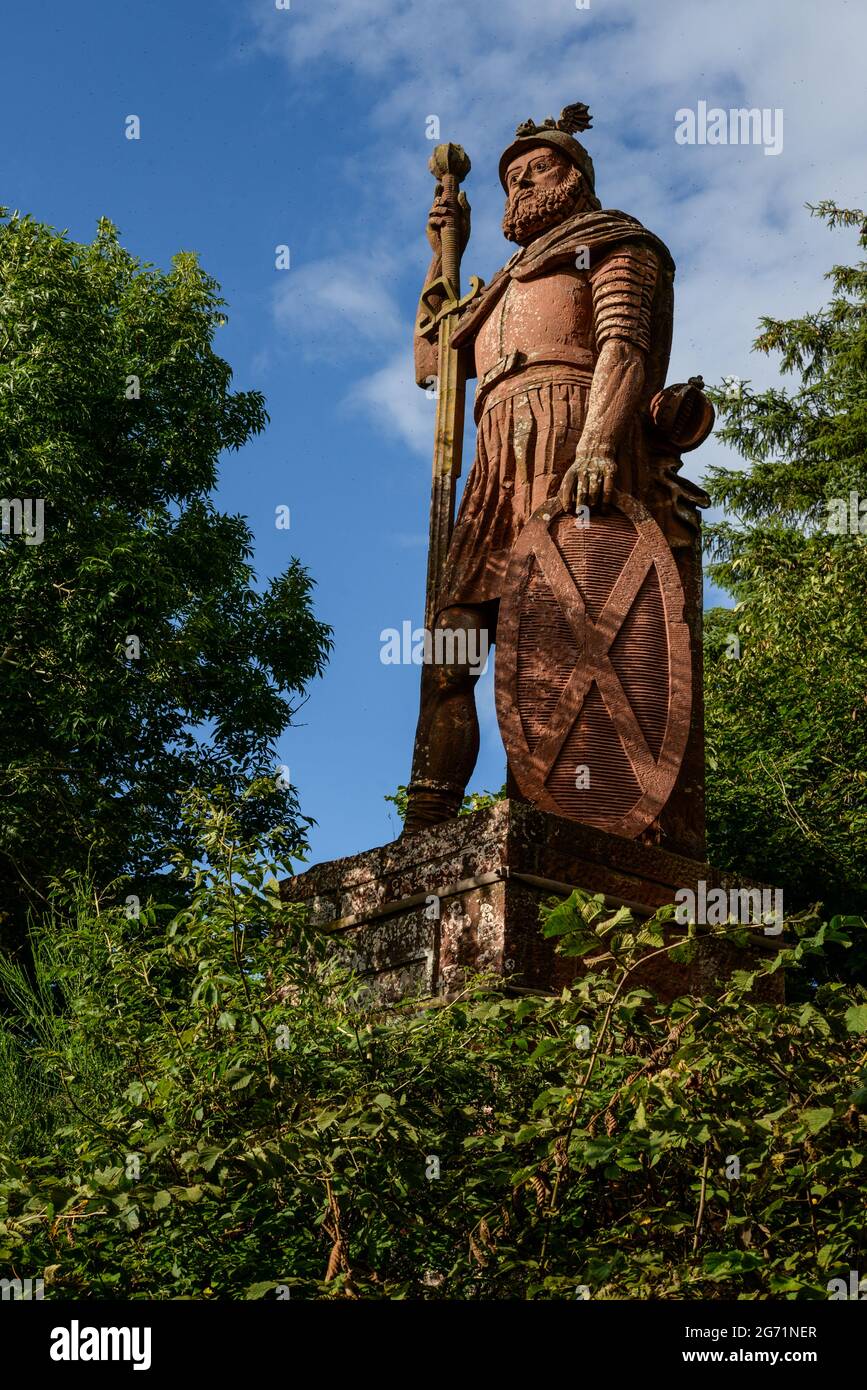 La statue en grès rouge de William Wallace qui domine la rivière Tweed, commandée par David Steuart Erskine, 11ème comte de Buchan Banque D'Images