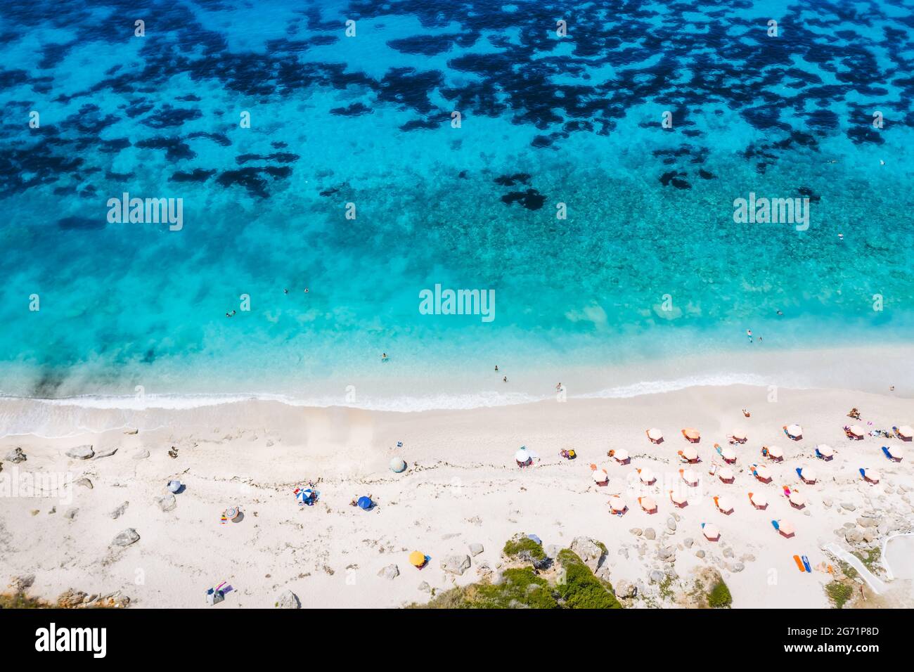 Photo aérienne de la plage de Petani avec une belle mer turquoise et des chaises longues d'été, île de Cefalonia, Ionienne, Grèce Banque D'Images