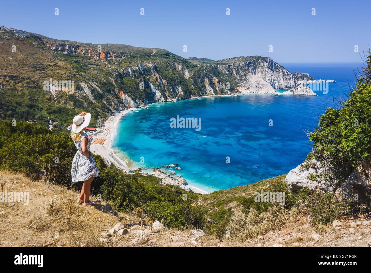 Une touriste portant un chapeau appréciant la belle plage de Petani sur l'île Ionienne de Kefalonia, Grèce, pendant ses vacances d'été Banque D'Images
