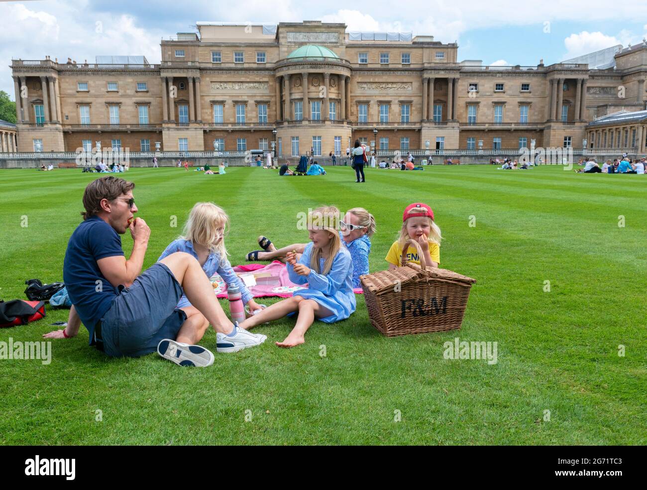 La famille Johnson-Hill de Londres pique-nique avec leur Fortnum et Mason panier dans le jardin à Buckingham Palace .-la première fois pour le public Banque D'Images