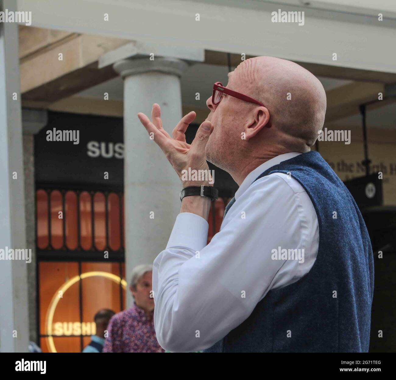 Londres, Royaume-Uni. 10 juillet 2021. La place Covent Garden prennent vie avec des ateliers et des spectacles sur la scène estivale de l'Opéra Royal. Les visiteurs ont pu assister à des spectacles en direct du directeur de l’Opéra Royal Chorus, Oliver Mears, des ateliers de chant dirigés par le musicien de talent Aga-Serugo-Lugo, ainsi qu’à des ateliers de danse participatifs basés sur les fameux Roméo et Juliette du Ballet Royal. Paul Quezada-Neiman/Alamy Live News Banque D'Images