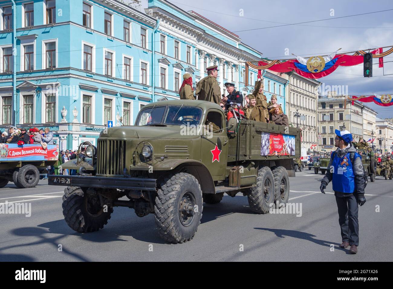 SAINT-PÉTERSBOURG, RUSSIE - 09 MAI 2017 : camion soviétique ZIL-157 n le défilé de transport rétro en l'honneur du jour de la victoire Banque D'Images