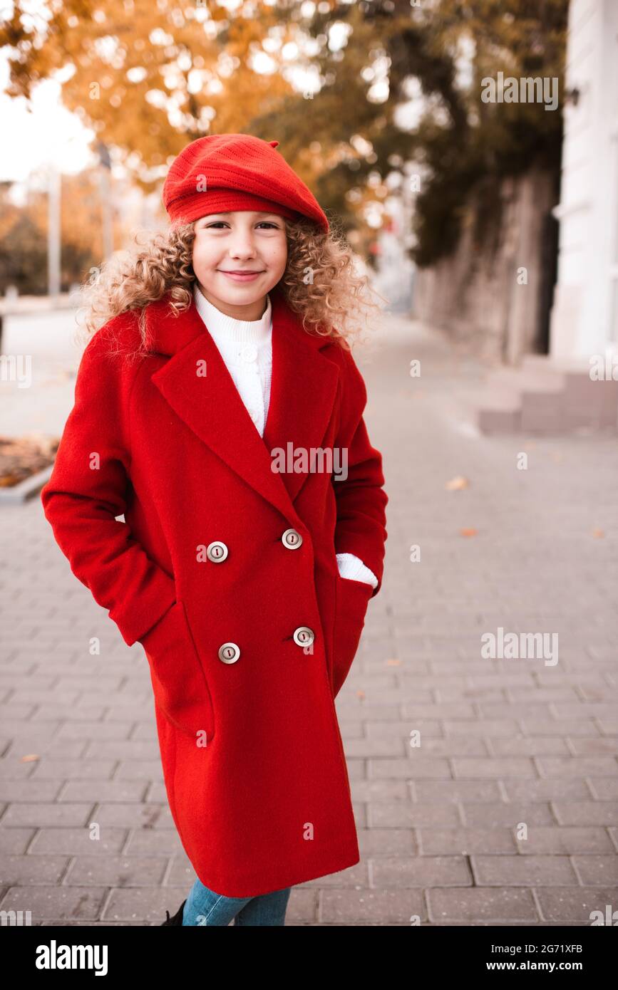 Chic enfant fille 5-6 ans porter chapeau rouge et veste sur la ville rue  dehors. Saison d'automne. Enfance. Bonheur. Enfant avec une brosse  coiffante blonde Photo Stock - Alamy