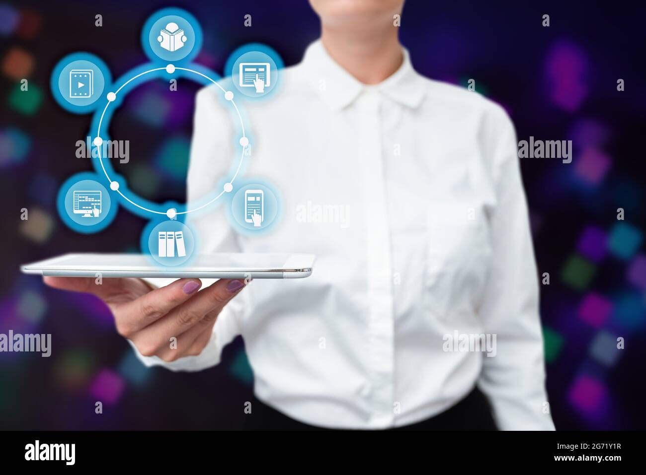 Lady en tenue debout uniforme tablette à la main présentant la technologie moderne virtuelle. Femme d'affaires portant la patte de pointage pour New futuriste Tech. Banque D'Images