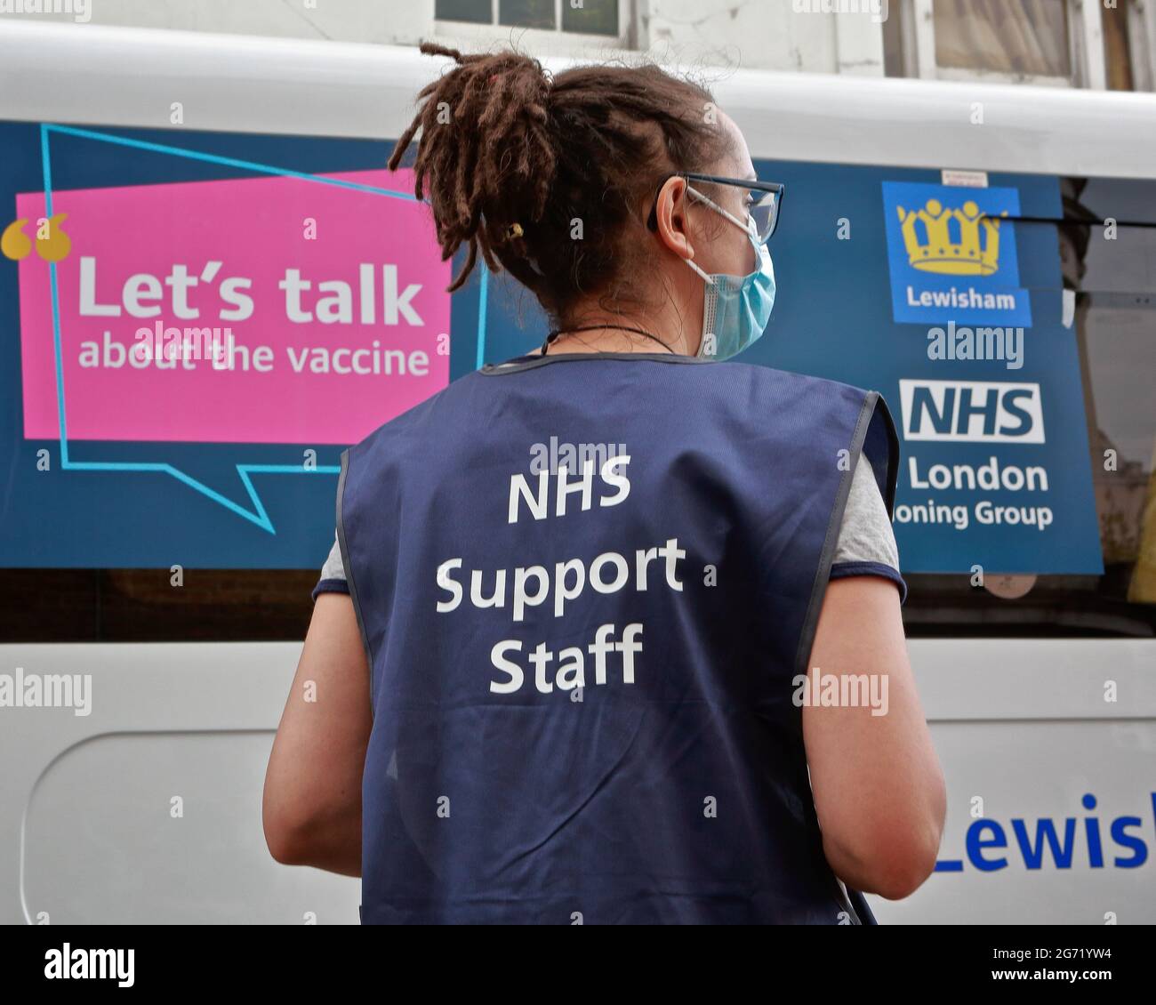 Londres (Royaume-Uni): Un employé du NHS de soutien d'une unité mobile d'information sur la santé de covid dans les rues de Deptford dans le sud-est de Londres. Banque D'Images