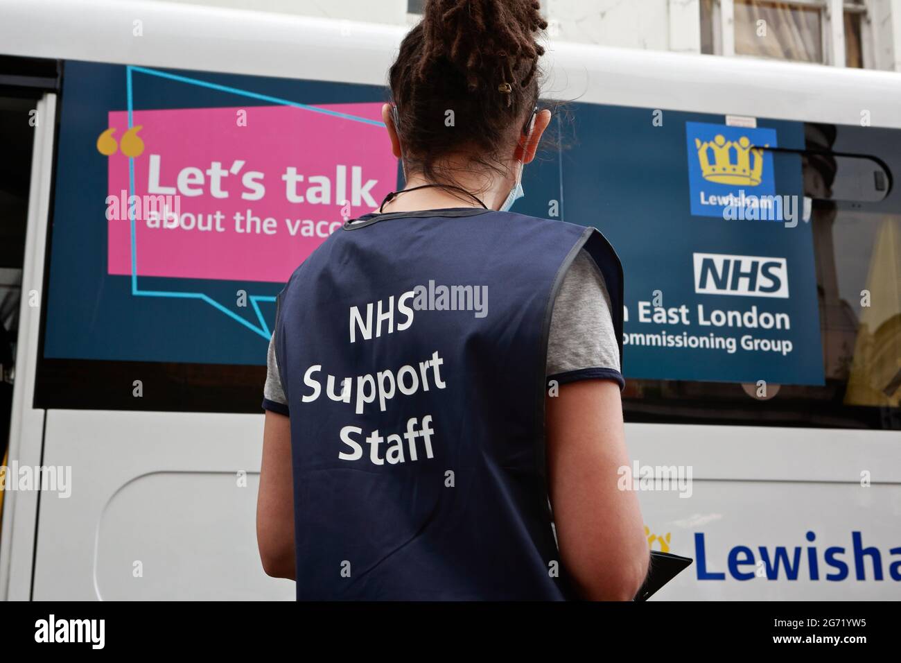 Londres (Royaume-Uni): Un employé du NHS de soutien d'une unité mobile d'information sur la santé de covid dans les rues de Deptford dans le sud-est de Londres. Banque D'Images