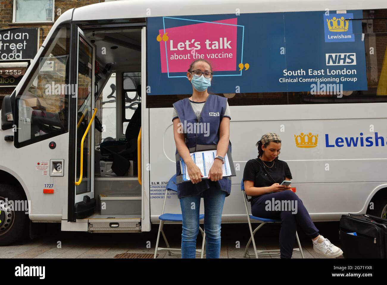 Londres (Royaume-Uni): Un employé du NHS de soutien d'une unité mobile d'information sur la santé de covid dans les rues de Deptford dans le sud-est de Londres. Banque D'Images