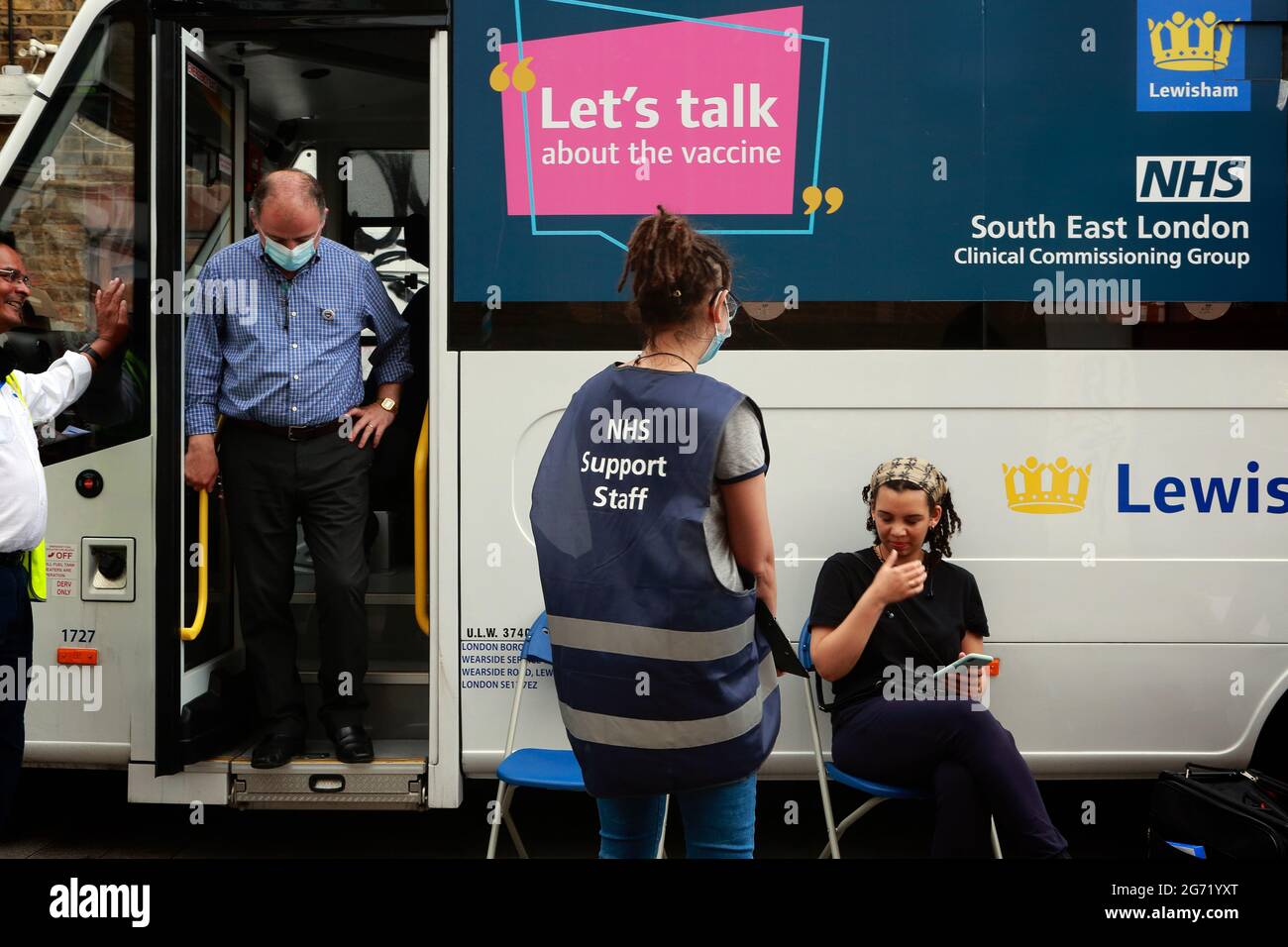 Londres (Royaume-Uni): Un employé du NHS de soutien d'une unité mobile d'information sur la santé de covid dans les rues de Deptford dans le sud-est de Londres. Banque D'Images