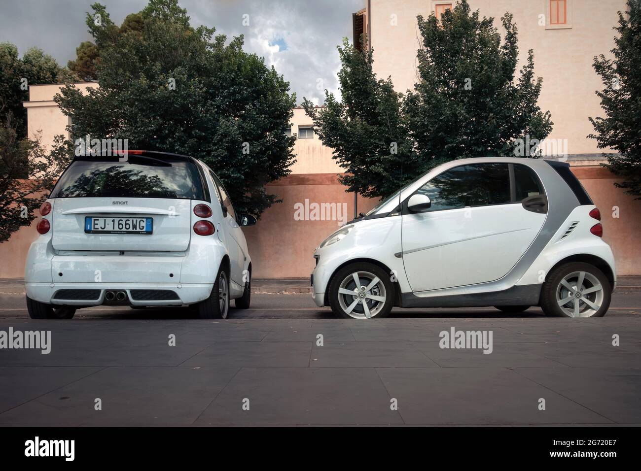 ROME, ITALIE - JUIN 2018: Deux garés Smart, un athwart à la route Banque D'Images