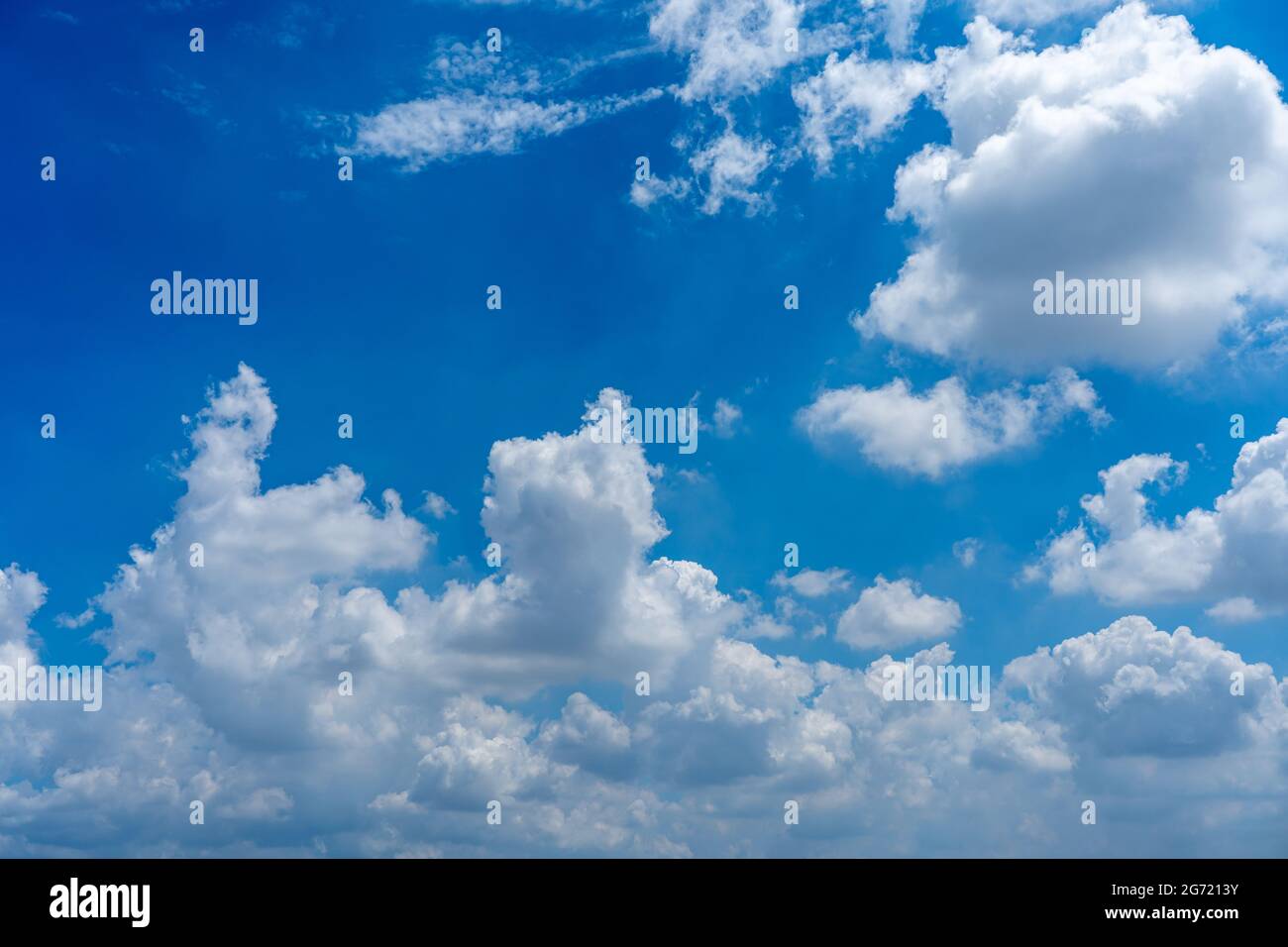 Magnifique ciel bleu avec des nuages blancs en été Banque D'Images