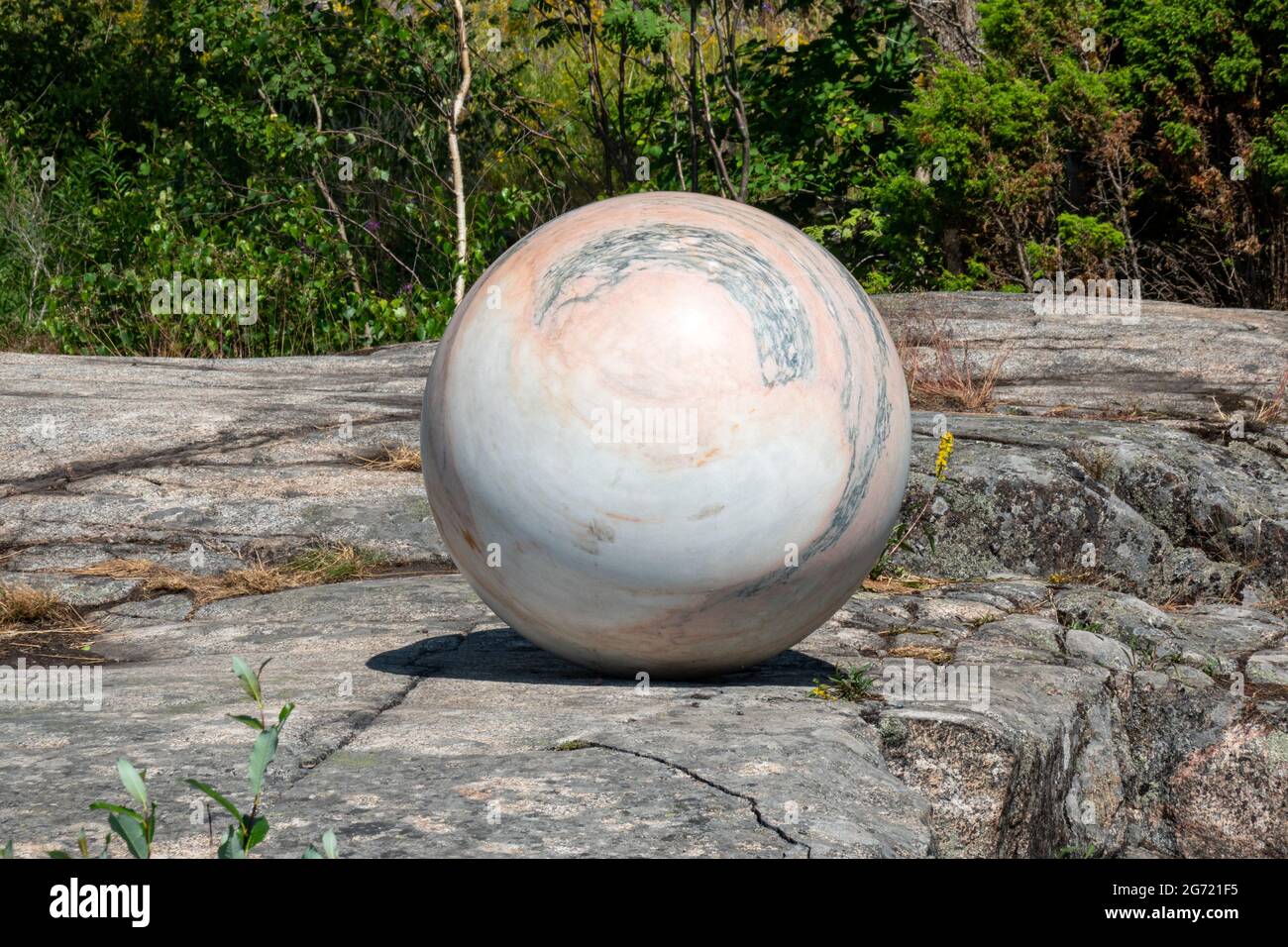 Grand globe en pierre, partie de la sculpture Pars pro Toto par Alica Kwade à la Biennale d'Helsinki 2021, à Vallisaari, Helsinki, Finlande Banque D'Images
