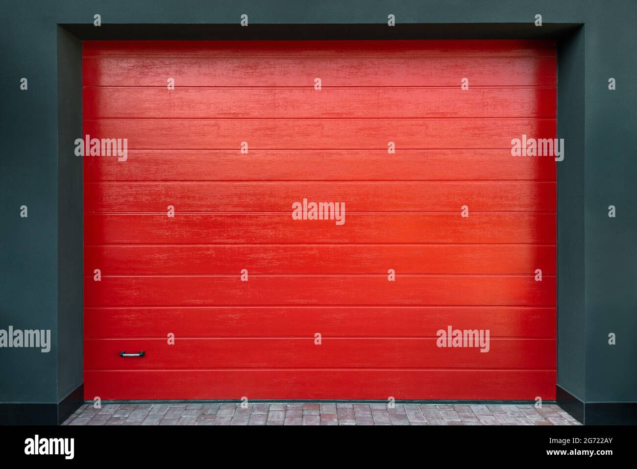 Nouveau gros plan de l'élévation de la porte de garage rouge vif. Entrée au  garage Photo Stock - Alamy