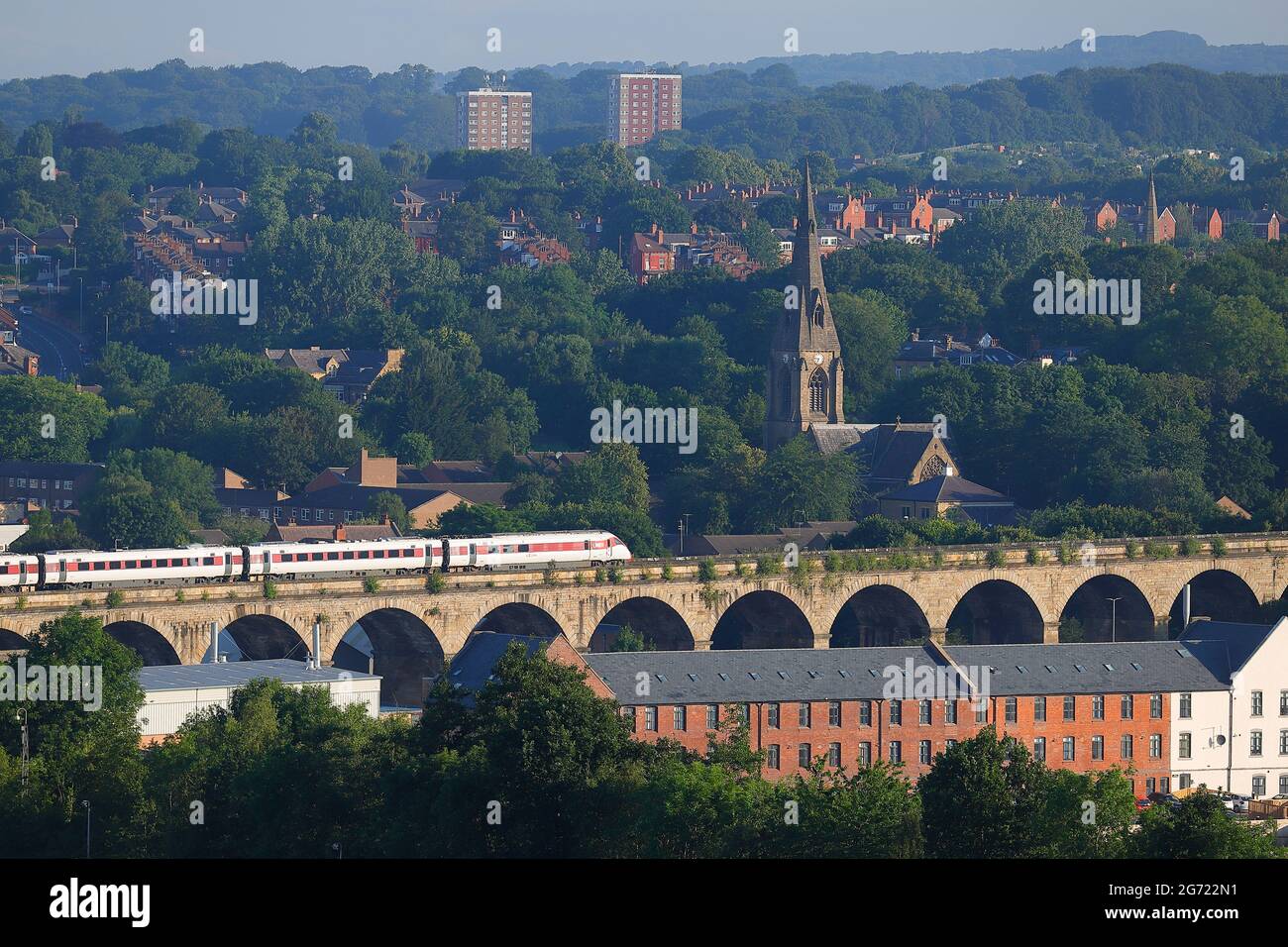 LNER Rail classe 801 en sortant de Leeds et en traversant Kirkstall Viaduct. Banque D'Images